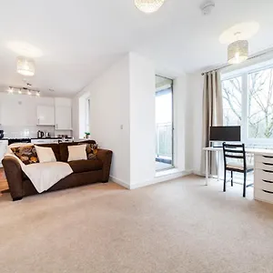 Stunning Double Bed Flat With Private Balcony & Free Parking Apartment London